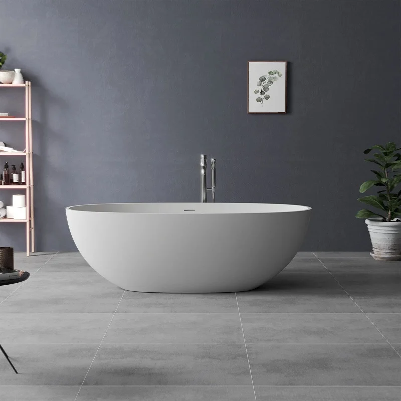 Free-standing soaking bathtub